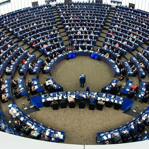 Obraz główny aktualności o tytule Parlament Europejski podjął ważny krok w kierunku zakończenia fikcyjnego samozatrudnienia i prekariatu na internetowych platformach pracy 