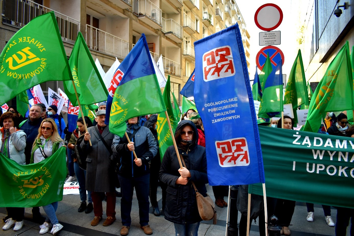 grupa elegancko ubranych dorosłych