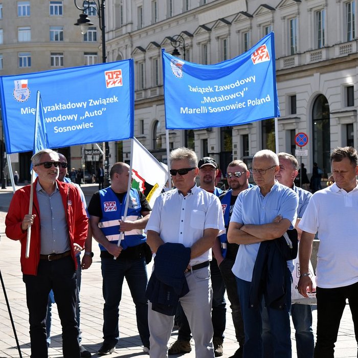 OPZZ: walczymy o emerytury stażowe! Publiczne czytanie „Folwarku Zwierzęcego” Prezydentowi RP