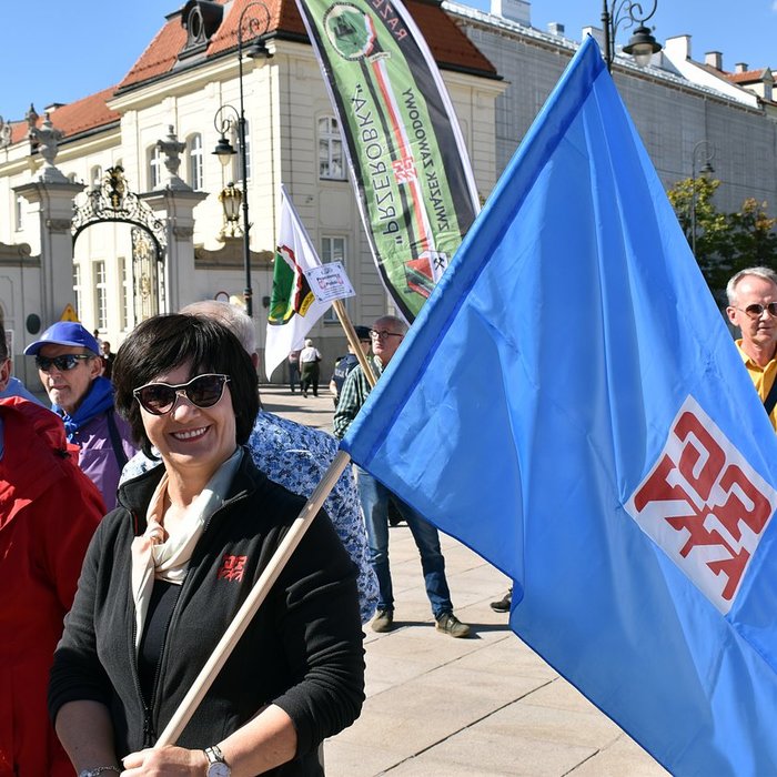 OPZZ: walczymy o emerytury stażowe! Publiczne czytanie „Folwarku Zwierzęcego” Prezydentowi RP