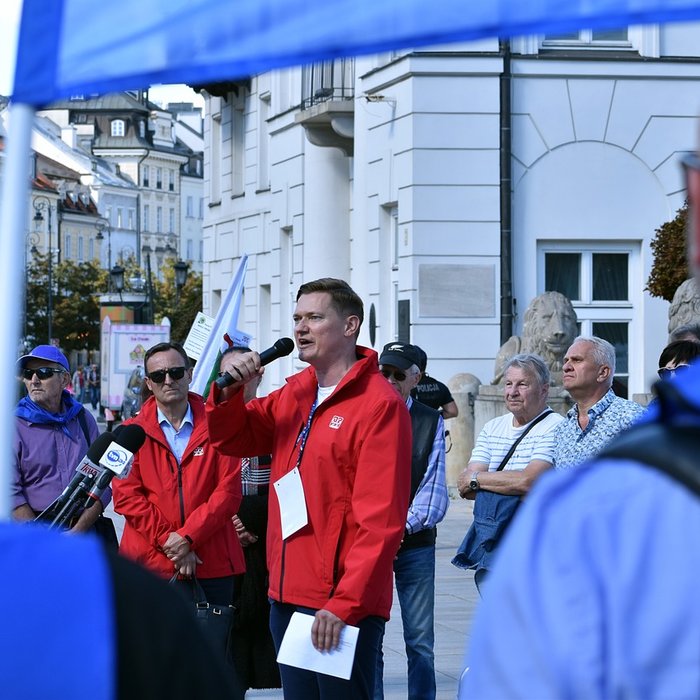 OPZZ: walczymy o emerytury stażowe! Publiczne czytanie „Folwarku Zwierzęcego” Prezydentowi RP