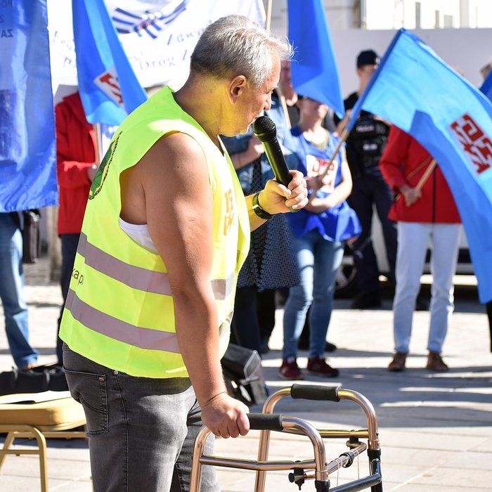 OPZZ: walczymy o emerytury stażowe! Publiczne czytanie „Folwarku Zwierzęcego” Prezydentowi RP