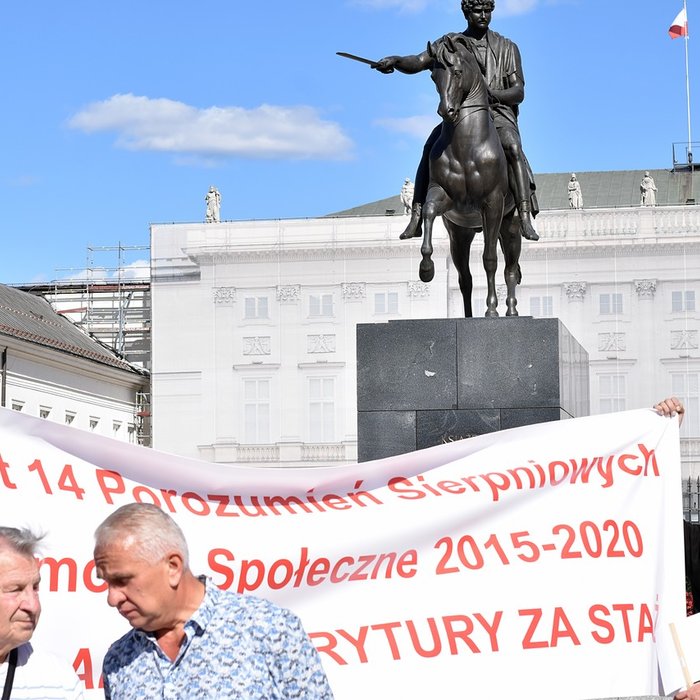 OPZZ: walczymy o emerytury stażowe! Publiczne czytanie „Folwarku Zwierzęcego” Prezydentowi RP