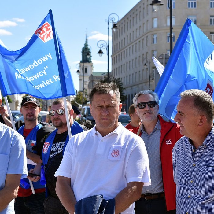 OPZZ: walczymy o emerytury stażowe! Publiczne czytanie „Folwarku Zwierzęcego” Prezydentowi RP