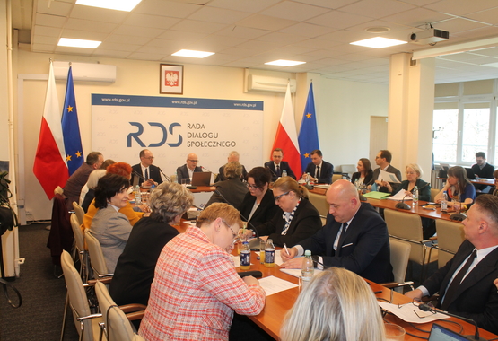 OPZZ kontra rząd w sprawie płac w ZUS