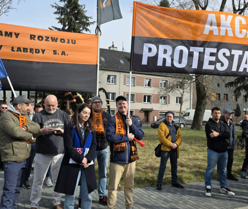 Obraz Aktualności o tytule Dość zwlekania. Pracownicy Huty Łabędy żądają decyzji i inwestycji