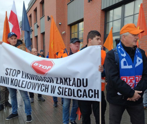 Obraz Aktualności o tytule Dworzec PKP SIEDLCE 30 października 2025: Wspólny protest związków zawodowych i pracowników Zakładu Linii Kolejowych w Siedlcach.