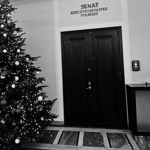 Obraz główny aktualności o tytule Senat RP: wniosek OPZZ o wyższe płace w budżetówce w 2025 r. 