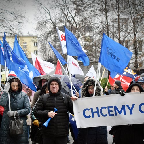 Obraz główny aktualności o tytule Pracownicy Poczty Polskiej protestowali przed siedzibą UKE: domagają się wypłaty pieniędzy 