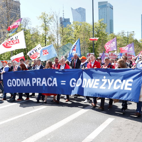 Obraz główny aktualności o tytule Godna Praca = Godne Życie: fotorelacja z obchodów Święta Pracy 