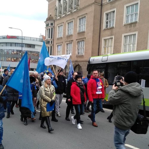 Obraz główny aktualności o tytule Olsztyn: protest przed ratuszem. Związkowcy walczą godne płace! 