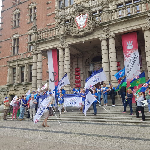 Obraz główny aktualności o tytule Zachodniopomorskie: Mamy Dość! Płace w służbie publicznej są dwukrotnie niższe od szalejącej w Polsce inflacji 