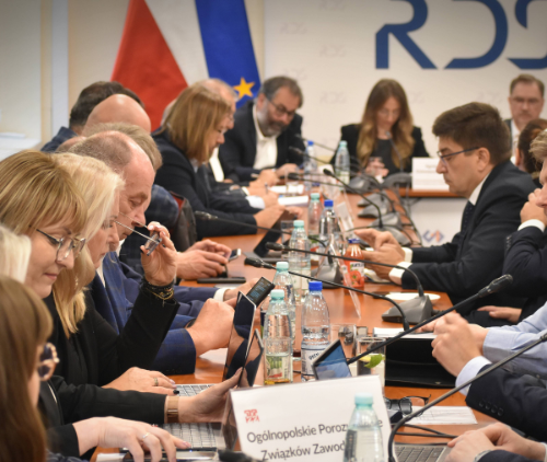 Obraz główny aktualności o tytule Rząd zamknął drogę do negocjacji wynagrodzeń w 2026 r. 