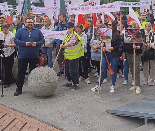 Obraz główny aktualności o tytule CHCEMY PRACY, NIE ZASIŁKÓW – KONTYNUACJA AKCJI PROTESTACYJNEJ! 