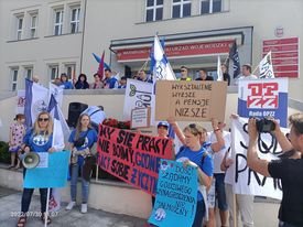 Obraz główny aktualności o tytule Warmińsko-Mazurskie: Pikieta przed Urzędem Wojewódzkim w Olsztynie o podwyżki w budżetówce! 30.07.2022 r. 