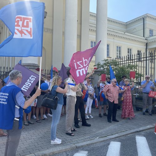 Obraz główny aktualności o tytule Pomimo urlopów udało się zgromadzenie publiczne przed siedzibą Wojewody Mazowieckiego w Warszawie. 