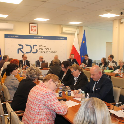 Obraz główny aktualności o tytule OPZZ kontra rząd w sprawie płac w ZUS 