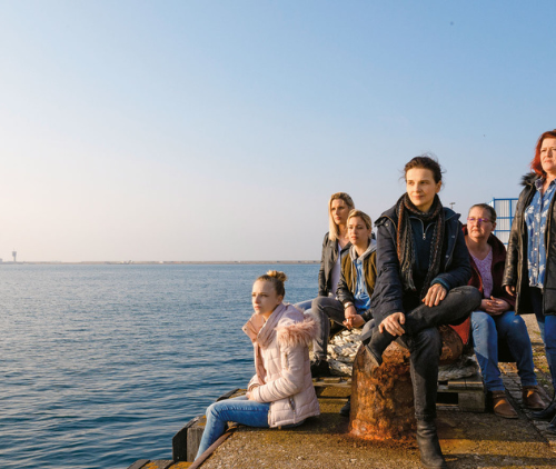 Obraz główny aktualności o tytule Praca a Film: „Między dwoma światami" | OPZZ x Kinoteka 