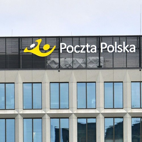 Obraz główny aktualności o tytule Pracownicy Poczty Polskiej żądają wypłaty pieniędzy przez UKE: protest wisi w powietrzu 