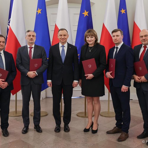 Obraz główny aktualności o tytule Piotr Ostrowski, Elżbieta Aleksandrowicz i Michał Lewandowski w składzie Rady Dialogu Społecznego 