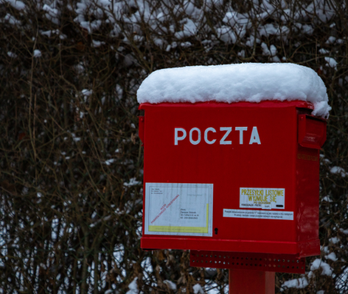 Obraz główny aktualności o tytule Zwolnienia grupowe metodą kija i marchewki w Poczcie Polskiej 