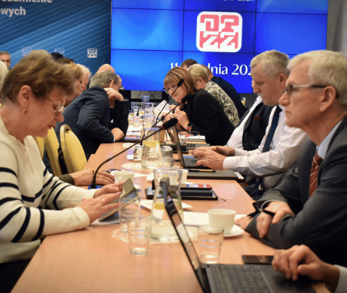 Obraz główny aktualności o tytule Odznaczenia oraz finał konkursu Diamenty podczas posiedzenia Rady OPZZ 
