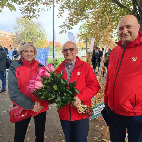 Obraz główny aktualności o tytule Miasteczko Edukacyjne: kwiaty i podziękowania dla nauczycieli 