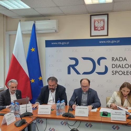 Obraz główny aktualności o tytule Obrady RDS: Wzrost płac i emerytur, budżet i wsparcie społeczne na 2025 rok 