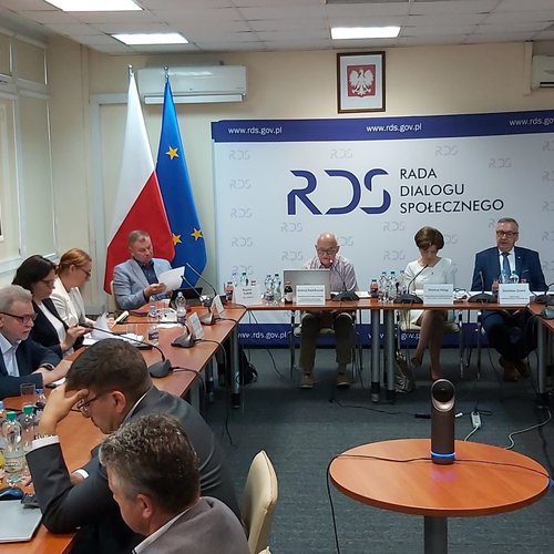 Obraz główny aktualności o tytule RDS o propozycji rządu wzrostu wynagrodzeń w sferze budżetowej w 2023 roku 