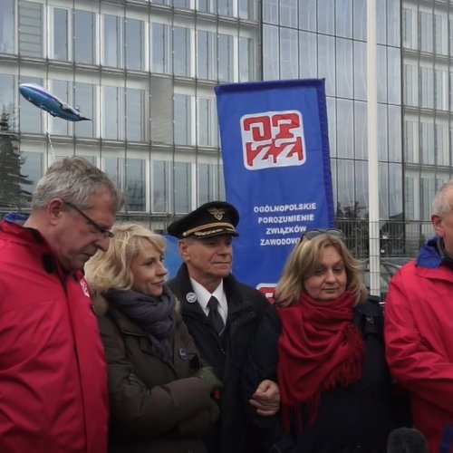 Obraz główny aktualności o tytule Konferencja Prasowa pod siedzibą PLL LOT 