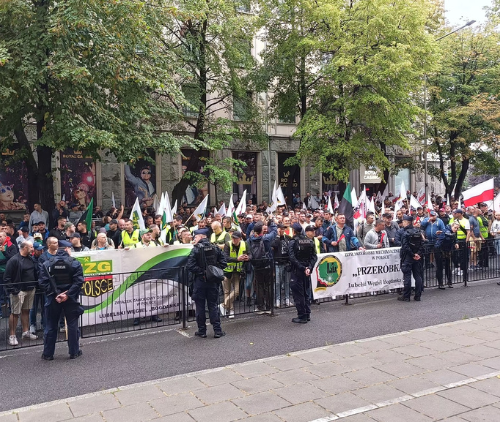 Obraz główny aktualności o tytule Pracownicy Enei protestowali pod MAP 