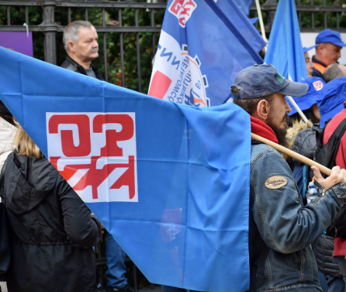 Obraz główny aktualności o tytule Niejasna przyszłość Huty Częstochowa: związkowcy manifestują pod KPRM 