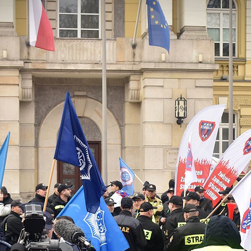 Obraz główny aktualności o tytule Warszawa: manifestacja służb mundurowych 